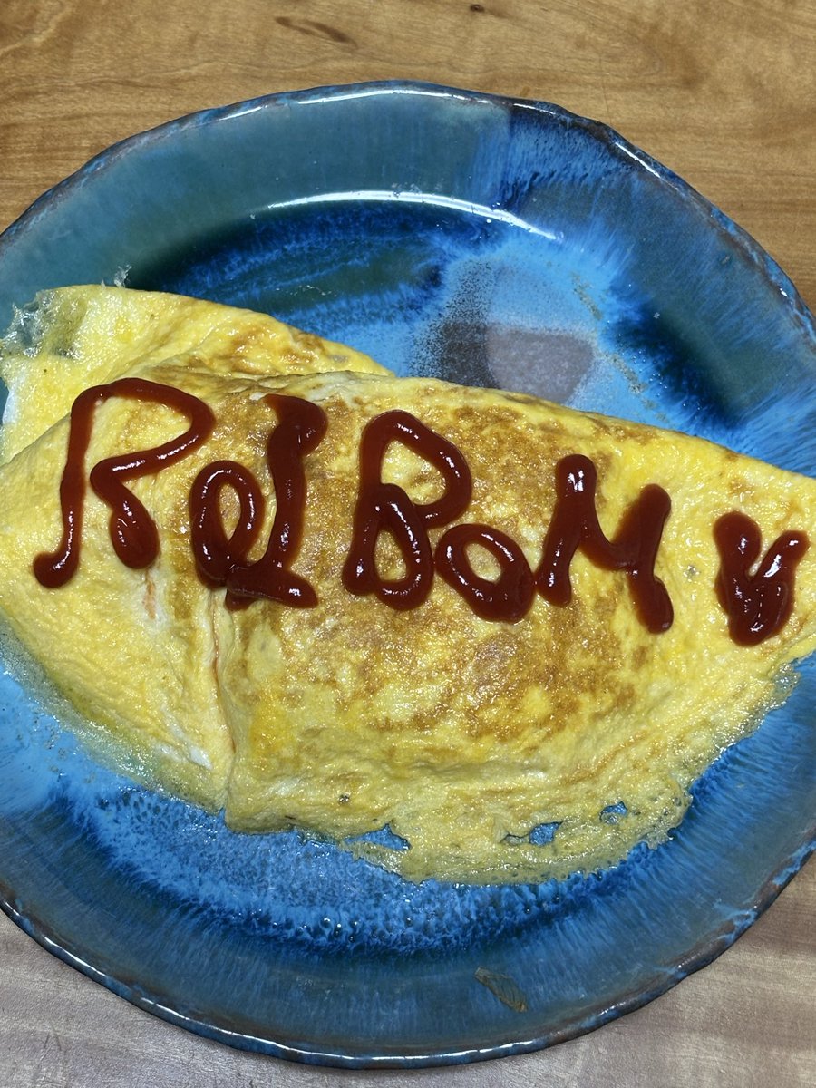 nitowoeta's tweet photo. ロイロム鉄道みたらオムライス食べたくなったので作ったよん♫ツイッタランドだから映えなくていいんだよね？ https://t.co/KtQ7URaPa4