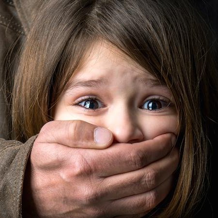 Cultination1's tweet photo. 🇺🇸🔨🚨😱En Alabama, les personnes RECONNUES COUPABLES du viol d’un enfant de moins de 12 ans POURRONT ÊTRE CONDAMNÉES À MORT.

La gouverneure de l’Alabama, Kay Ivey, a signé le « Child Predator Death Penalty Act », une loi permettant la PEINE DE MORT pour certains crimes sexuels graves commis sur des enfants de moins de 12 ans. 

PORTÉE par les élus Matt Simpson et April Weaver, cette mesure FERA de l’Alabama l’un des rares États américains à prévoir une telle sanction. 

Elle entrera en VIGUEUR le 1er octobre 2026, sans effet rétroactif. La loi vise notamment à contester la décision de la Cour suprême américaine de 2008 (Kennedy v. Louisiana) qui interdit cette peine pour les crimes non mortels.
(Bureau du gouverneur de l'Alabama)