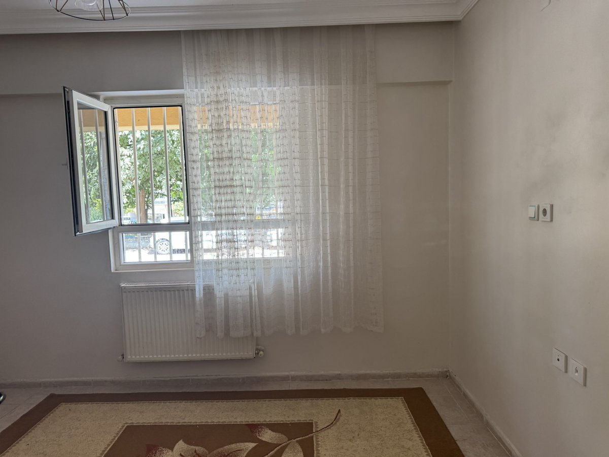 botanyamelikee's tweet photo. @dincerazaphangs Dinçer bey, öğrencimin ailesinin evi yardımcı olursanız çok seviniriz. https://t.co/FSNgvi1bjc