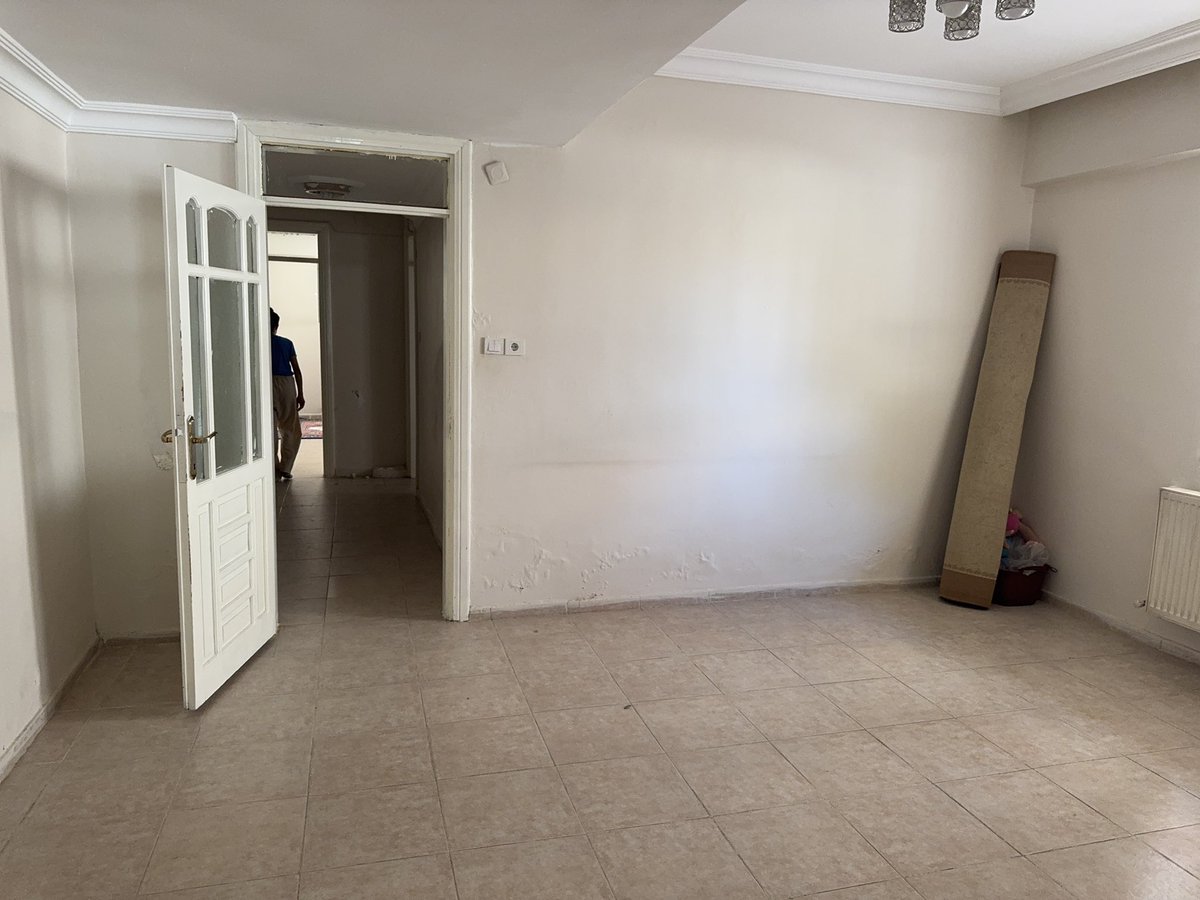 botanyamelikee's tweet photo. @dincerazaphangs Dinçer bey, öğrencimin ailesinin evi yardımcı olursanız çok seviniriz. https://t.co/FSNgvi1bjc