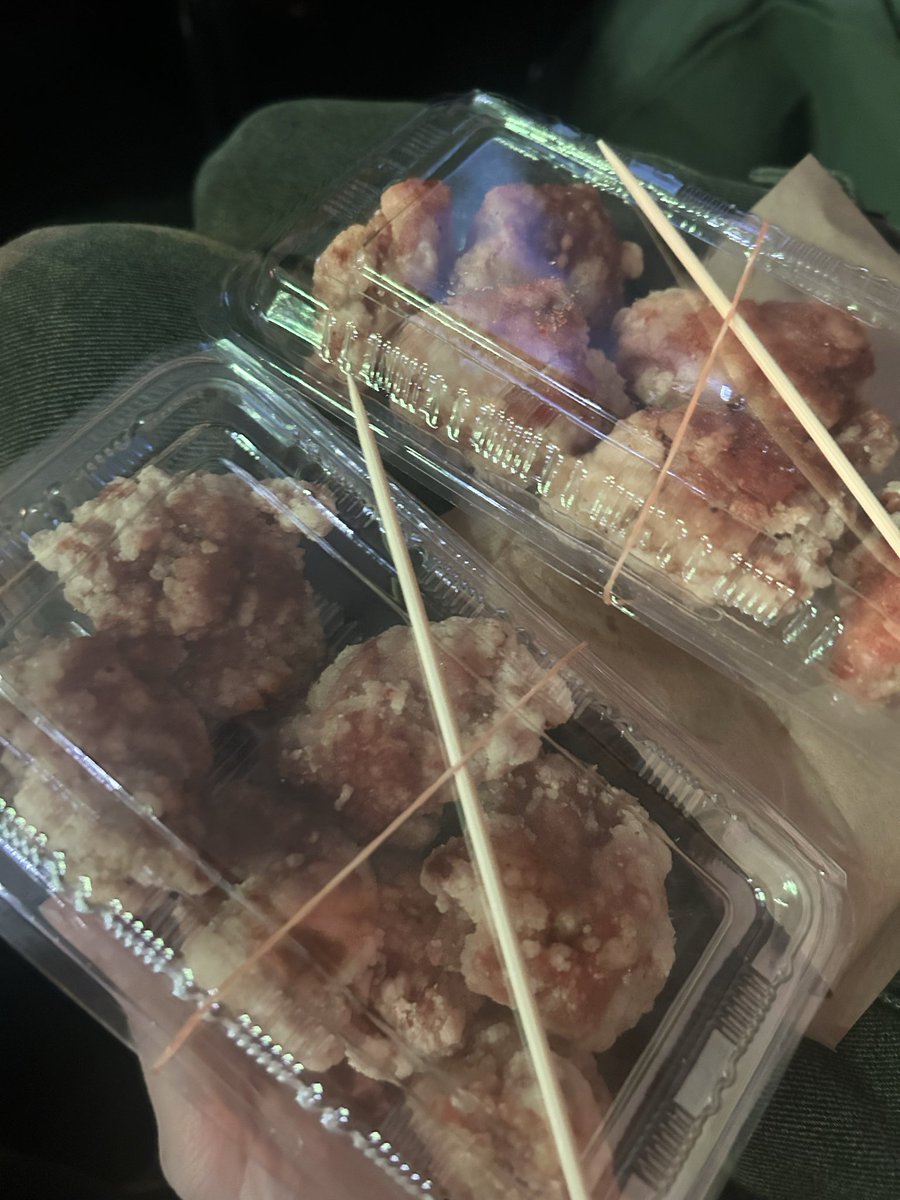 envxo_'s tweet photo. k4sen Conの唐揚げはマジで命懸けの並びを乗り越えないと買えないけど人生食べた唐揚げで1番美味いから毎回並ぶ。
今日は流石に死人出るレベルでやばかた
#thek4sen https://t.co/r0JC3wJsew