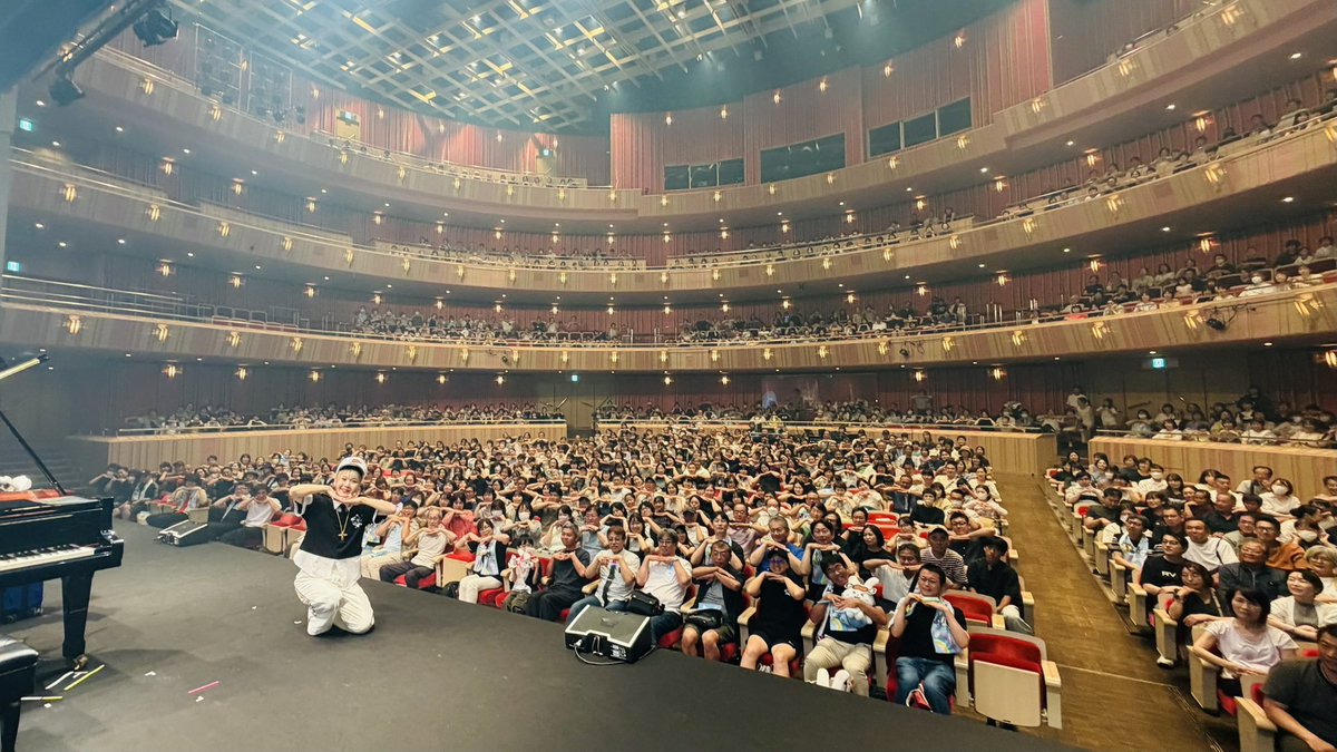 harami_piano's tweet photo. 47都道府県ツアー・18ヶ所目
大分ライブ完了しましたー！！♨️🐥

初の別府ワンマン！5年前にフィギュアスケートのイベントで来たぶり⛸️なんとその日も8/8だったらしい！運命！！！😳

大分出身のかぐや姫さんにglobeさん演奏🎹
別府冷麺に友永のパンにポッポおじさんからあげに鶏天たべた！大分グルメらぶ💕

耳コピはM!LKの新曲🥛
そして令和8年8月8日ということで、息子さんが結婚されたお母様からリクエスト『家族になろうよ』😭💍

大分のみなさま温泉のようにぽかぽか温かく迎え入れてくださりありがとうございました♨️

明日は、福岡いくぜーー！！🍜🍜🍜❤️‍🔥
🎫チケット▶︎https://t.co/X5n5IKt4TR

#ハラミちゃん47ツアー2026
#横に大きな会場だったので
#2枚の集合写真
#見切れてる人真顔