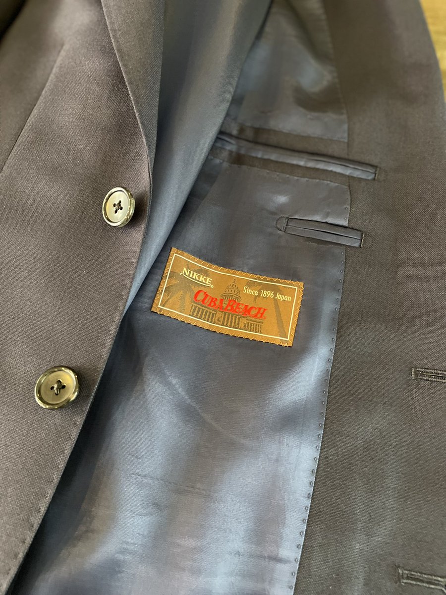 TailorArmory's tweet photo. 「棋士の方にスーツをお仕立てしたい」

対局中など、スーツで正座をしたり胡座をかいたりしている姿を見ていつも思っていました。

強撚糸のシワに強い生地で仕立てたスーツを着ていただきたいものだなと。

願望の一つが叶いました。

生地はNIKKE(日本毛織)のCUBA BEACHで。 https://t.co/QSXqMU5P3o
