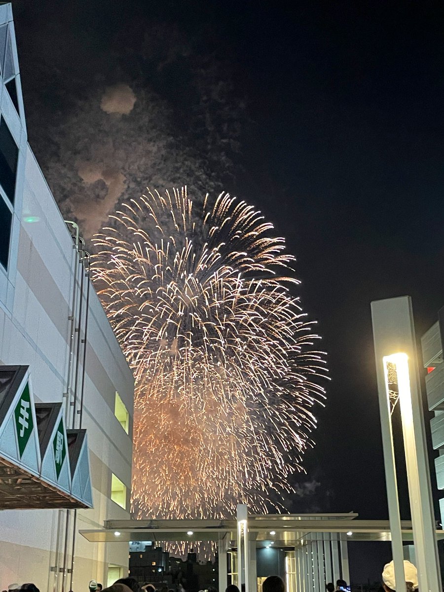 Liooooo7's tweet photo. 取手の花火、とても良かった🎆
ノープランで取手駅行ってみたけど、結果ゆっくり座って花火見れて、人もそんなに多くなく、行きも帰りもスムーズでした👏
これは帰りに駅で撮った写真↓ https://t.co/cDDzMZuJIt
