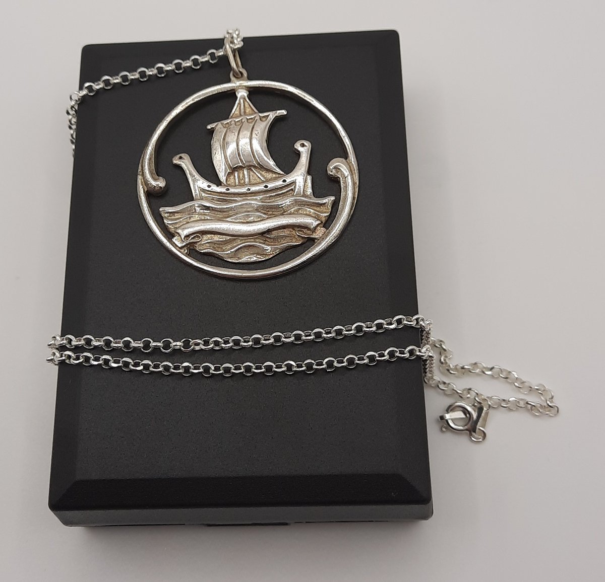 TimewornJewels's tweet photo. Sterling Silver Large Viking Boat Pendant and Chain for sale at TimewornJewels 
 https://t.co/EZm1ODw16T via @Etsy 
#gift #unisex #pendant #viking #boat #silver #jewellery https://t.co/ugeKPLvTus