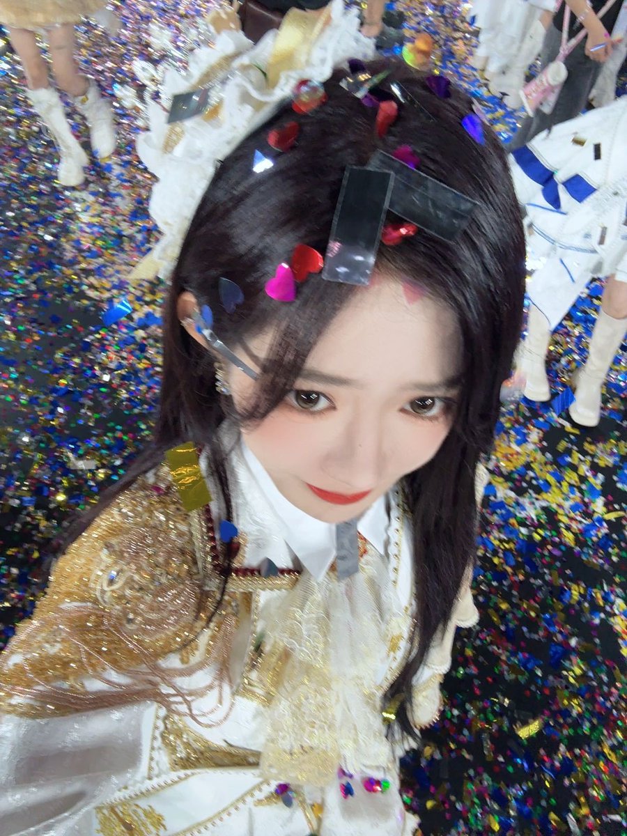 shushuwuwu's tweet photo. congrats hxh on top4, finally after years of fighting uphill battles you're a kami7 🥹 so proud of you for also managing to increase your vote count in such turbulent times for the group. my brightest leaf, let's continue to ascend so we can be on top of the tree next year 🫶 https://t.co/tv2gVkO0Wa