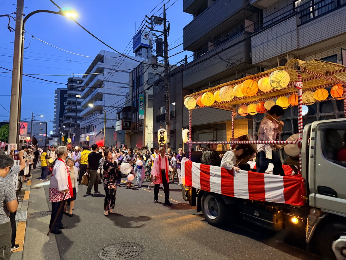 katomasa7's tweet photo. 令和8年8月8日、墨田区八広のまち誕生60周年イベント。八方末広がりのおめでたい町名。小池都知事も式典に出席しお祝い。都が進める八結びでカップルに花束。夜8時8分8秒には関係16町会の提灯行列締め括りで万歳三勝。圧巻のフィナーレでした。大成功おめでとうございます。 https://t.co/zdTNycUTkl