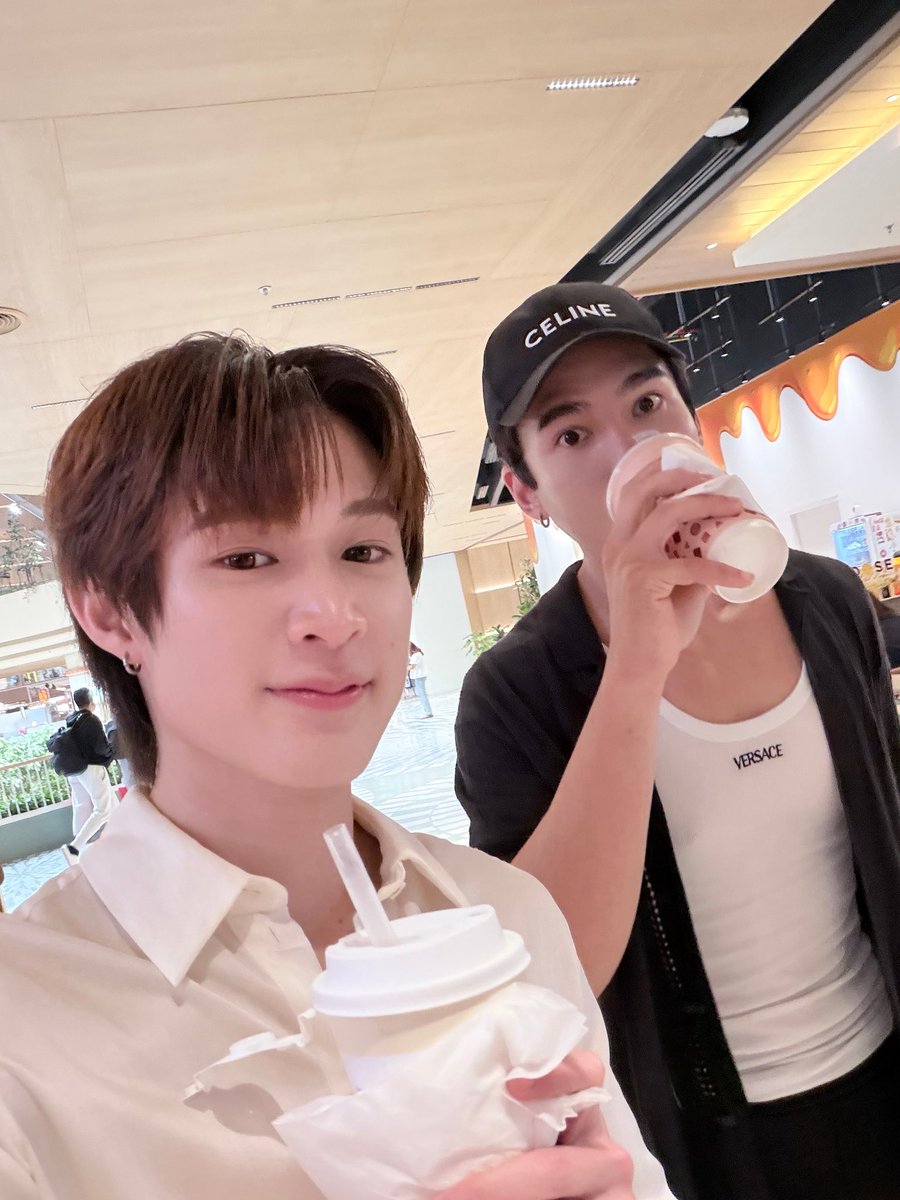 natasittttt's tweet photo. ขอบคุณที่มาเลี้ยงข้าวเลี้ยงชานมและดูแลกันในวันพิเศษของณฐนะค้าบ มีความสุขจังง

#HBD24thCutieNAT https://t.co/Nv05CLda0o
