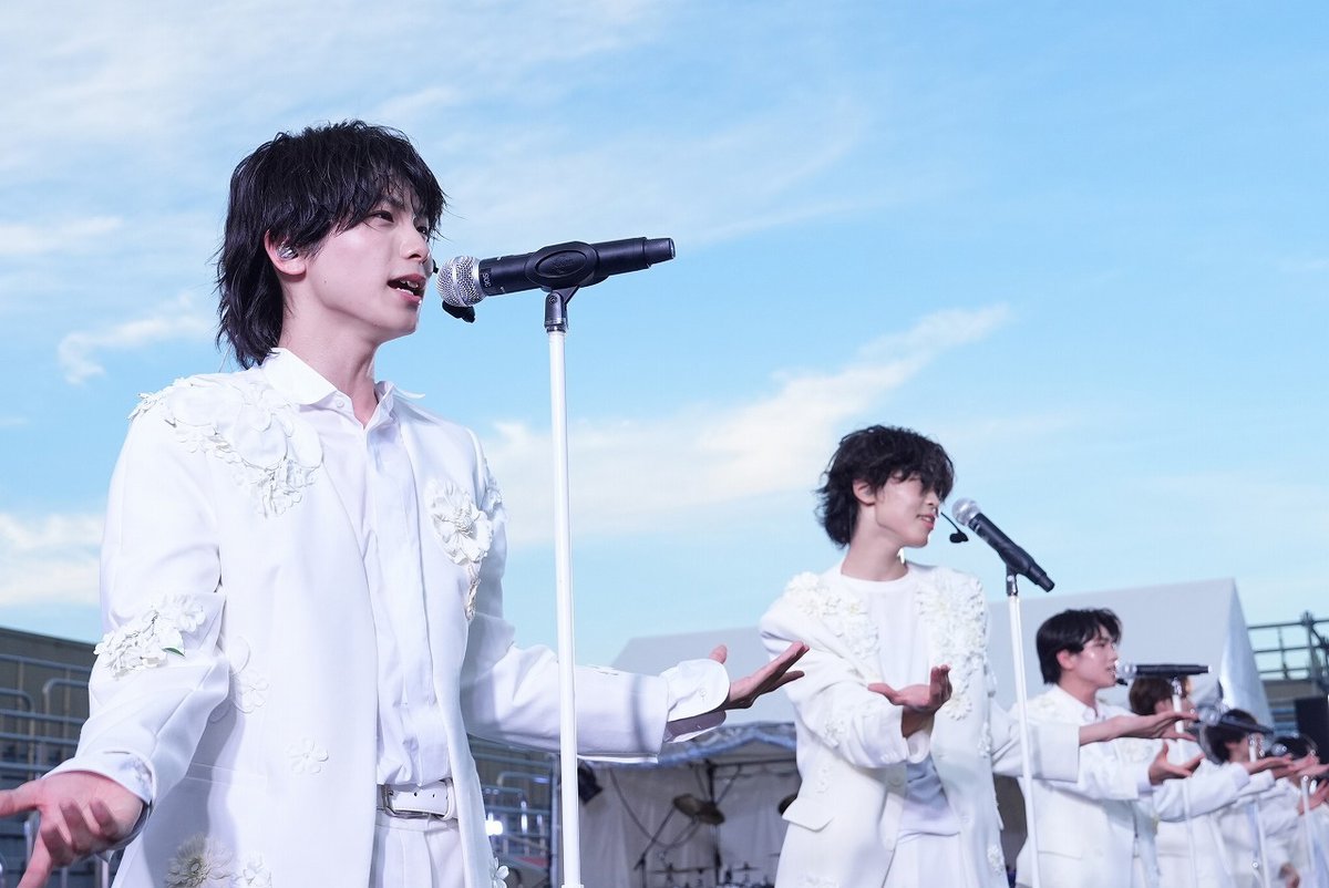 edgelinetokyo's tweet photo. CLASS SEVEN「神宮外苑花火大会」でパフォーマンス！セットリスト掲載 https://t.co/WXfbPRXIJy

写真7枚
大東立樹、髙野秀侑、高田憐、近藤大海、横田大雅、星慧音、中澤漣によるステージ
#神宮外苑花火大会 https://t.co/ssRIGXeZac
