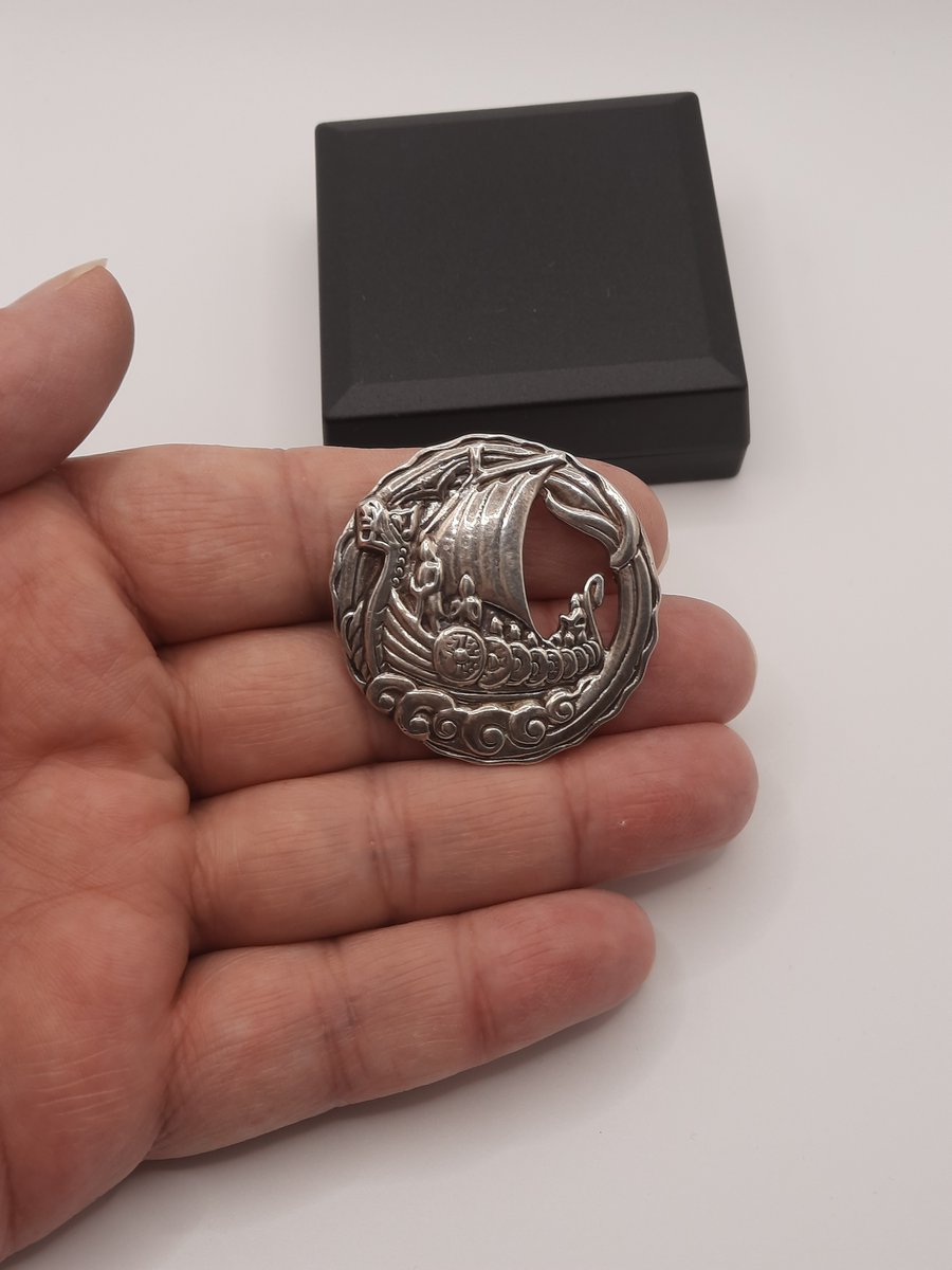 TimewornJewels's tweet photo. Vintage Sterling Silver Viking Boat Brooch by Shipton - Hallmarked for sale at TimewornJewels 
 https://t.co/LjCIpu2g0C via @Etsy 
#gift #unisex #viking #boat #silver #jewellery https://t.co/F7sS3glx45