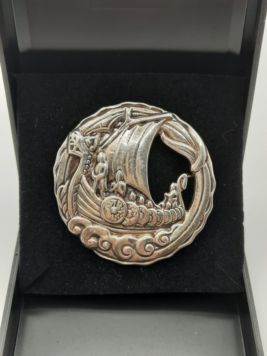 TimewornJewels's tweet photo. Vintage Sterling Silver Viking Boat Brooch by Shipton - Hallmarked for sale at TimewornJewels 
 https://t.co/LjCIpu2g0C via @Etsy 
#gift #unisex #viking #boat #silver #jewellery https://t.co/F7sS3glx45