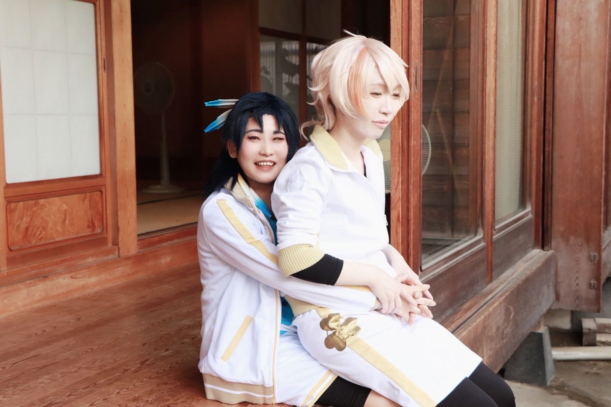 yaya_rii's tweet photo. #0725刀剣男士白飯会

【cosplay／69番　太鼓鐘貞宗】
【cosplay／67番 物吉貞宗】→國光さん（@Kunimitu5656）
📷→せんぱいさん（@yobosuke）

縁側にてお互いのお膝に座り合いっこ
物吉にーちゃんと！ https://t.co/SOVCLwwvqM