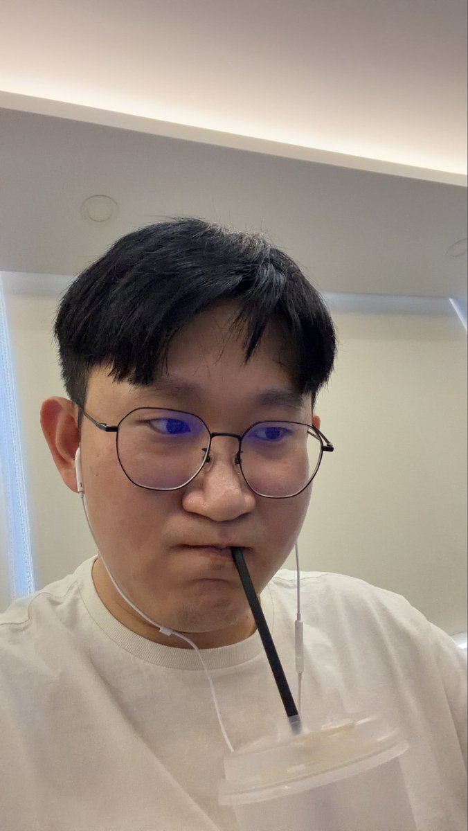 MM__22223's tweet photo. 最近每天上班的狀態 be like… https://t.co/ApMM1gVd8m