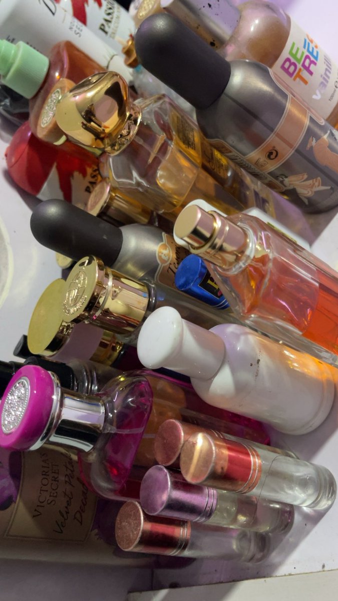 elohosandra3's tweet photo. I think it’s time for a new perfume. What should I add to my collection? 🫠 https://t.co/I4DkMauXsS