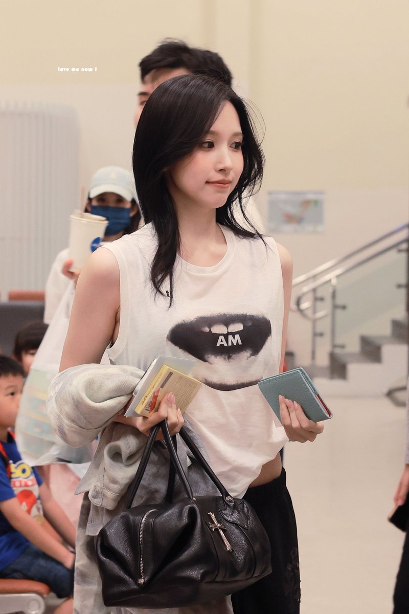 tozakismyoi's tweet photo. leaving korea in a tank top and coming back wearing a muscle tee… ALRIGHT https://t.co/Pj25Q9QyCc