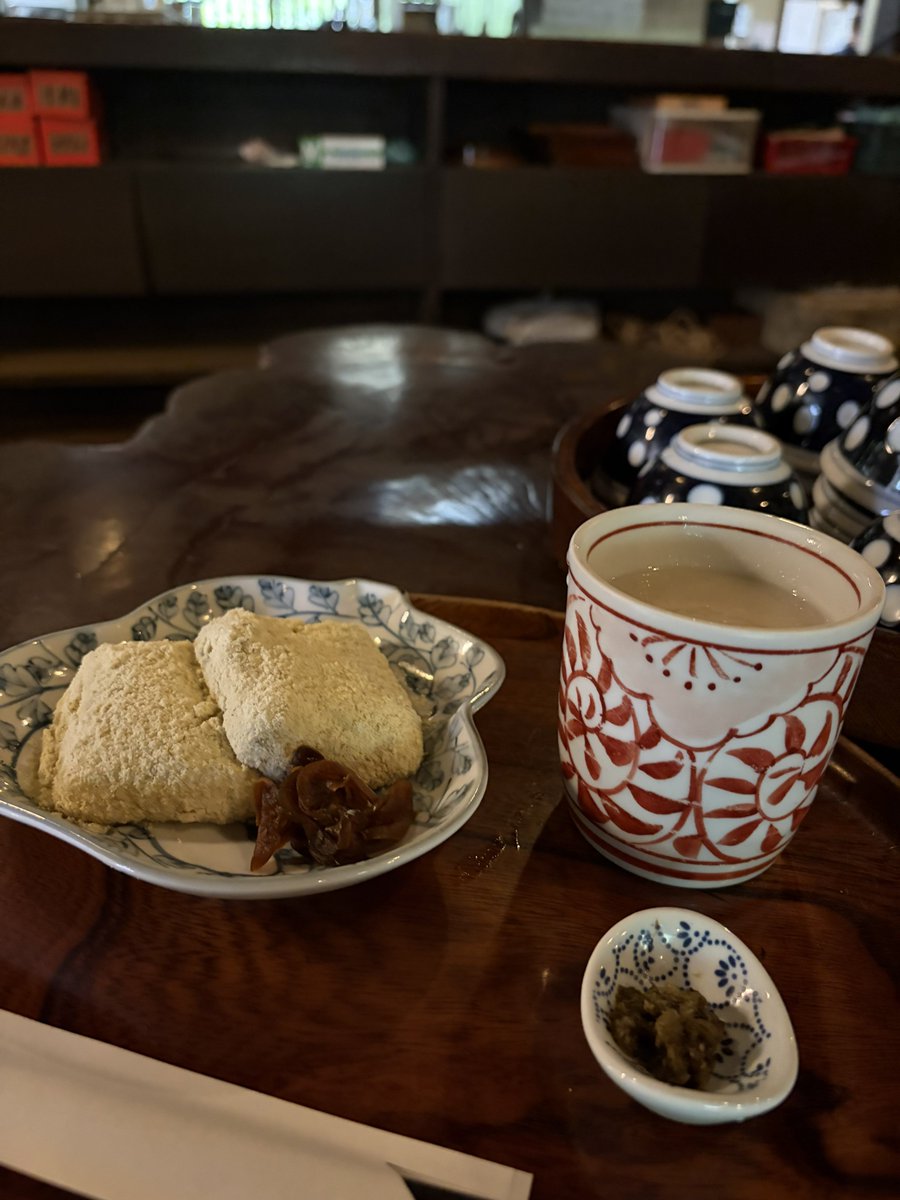 fudosandannaaaa's tweet photo. 旧東海道 踏歩記録 2026.5（箱根から三島まで）

箱根の石畳、最初は石じゃなくて竹だったらしい。沿道の説明書きで知った。

最初から石畳だったと思われがちだけど、実は違う。箱根に群生してる箱根竹という細竹を敷き詰めていた。1624年に通った朝鮮通信使が、まるで乾いた道を歩くようだったと記録を残しているくらいで、当時としては悪くない舗装だったようだ。

ただ竹は腐る。毎年敷き替える

竹も人手も金もかかった。延宝8年、1680年に幕府が1400両あまりを投じて、峠から三島までの約10キロを石に変えている。三島側の発掘調査によると、石は地面に直接置かれていて基礎すらないという。

途中で見つけた史跡碑で、石畳の東側と西側の非対称に気づいた。箱根峠から三島に下る西坂は、いつ誰がいくらかけて敷いたか記録が残っている。一方、小田原から上る東坂は、今も3.3キロ分の石畳が当時のまま現存しているのに、史料がなく詳細は一切わからないという。同じ石、同じ時代、同じ道なのに。結局、物より記録の方が強い。

峠の茶屋で甘酒を飲んだ。江戸時代から同じ場所にあるらしく、茅葺きの屋根が残っていた。標高800メートル超え、上り四里を歩いた先にちょうどこの店があった。偶然の位置じゃない気がする。空腹を覚えるタイミングや、脚が限界を迎えて休みたくなる距離は、だいたい決まっているのかもしれない。
