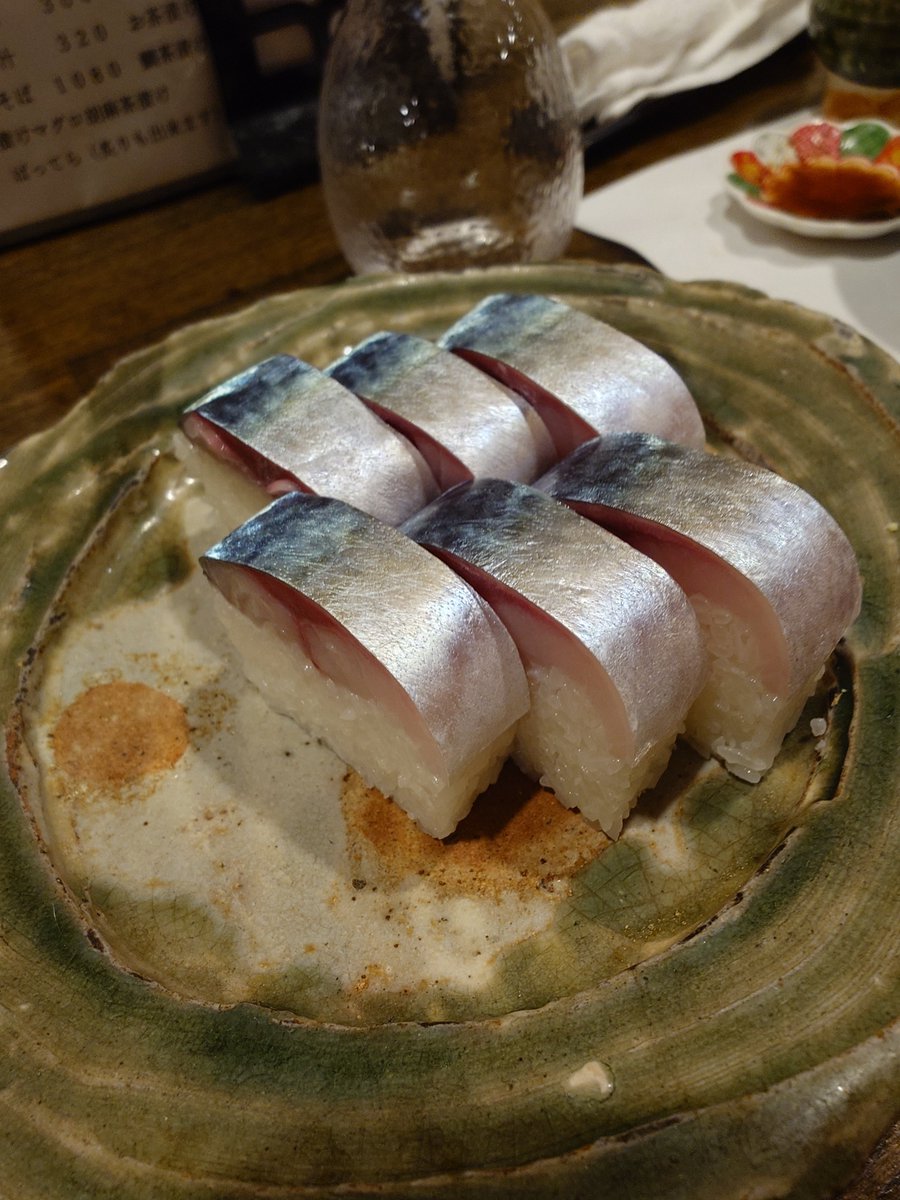 SinoRra's tweet photo. 米に米と米(酒)を合わせてわんぱくわんぱくした。

やっぱりここのバッテラはほーーーーーんと美味しい🐟
去年はバッテラ食べれなかったのでまじで食べたかったんよ。
たまらんたまらん(・¬・) https://t.co/WG8tGhivSQ