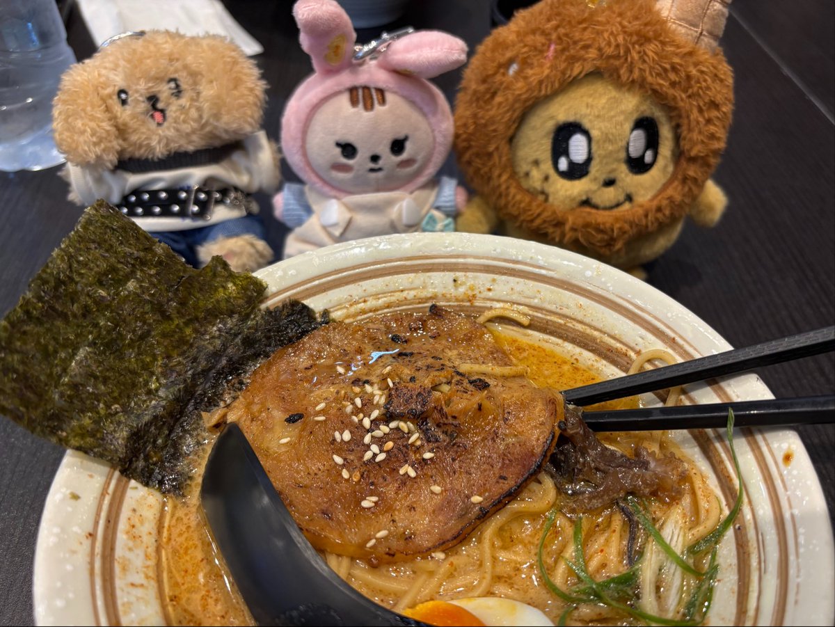 dokyeomgrin's tweet photo. makan :3 @yoonhanihao @hocyism https://t.co/KrUuCg6X76