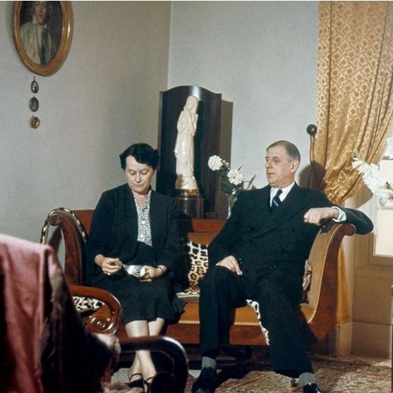 Cultination1's tweet photo. 🇫🇷💰🚨À l’Élysée, le général de Gaulle et sa femme REFUSAIENT DE FAIRE PAYER LEURS DÉPENSES PERSONNELLES par l’État et remboursaient chaque mois le Trésor public

LORSQUE Charles de Gaulle était président, lui et son épouse refusaient d'utiliser le moindre centime d'argent public pour leurs dépenses personnelles. 

Yvonne de Gaulle CONSIGNAIT minutieusement toutes les dépenses du foyer, puis le couple remboursait chaque mois le Trésor public par chèque.

 À ceux qui jugeaient cela inutile, elle répondait : « Tout ce qui n'est pas public est privé, et ce qui est privé, c'est à nous de le payer. » Même leurs enfants ne pouvaient pas utiliser les voitures officielles à titre personnel. 

De Gaulle refusait les privilèges, privilégiant une gestion exemplaire des deniers publics.
(Le Revenu)