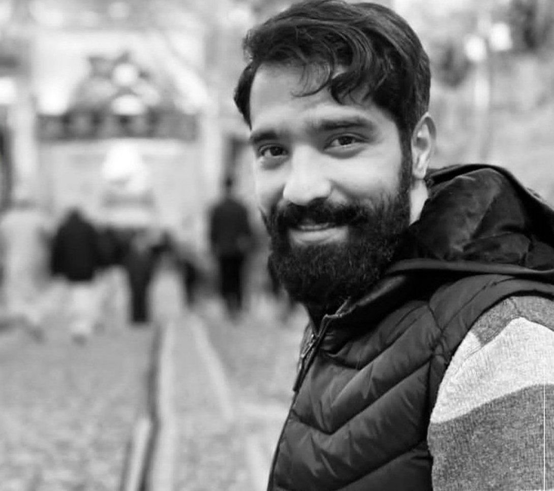 mehdi_tayebii's tweet photo. این رسم داعشی ها بود که از صربریدن فیلم میگرفتن و برای خانواده ها میفرستادن
(پهلوی‌چی - داعشی) پیوندتان مبارک
#شهید_حمیدرضا_رجب‌زاده https://t.co/6lV0aTUuQz