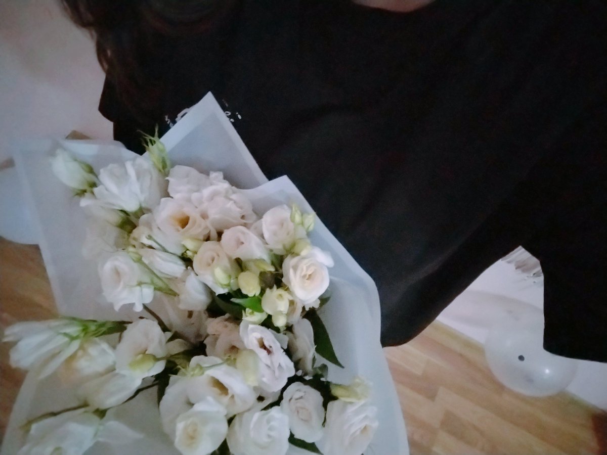 liyasall's tweet photo. hayatimda ilk defa cicek aldim ruyami bu (heyecandan çiçeği ezmisim aq) https://t.co/os9TRuBsFf