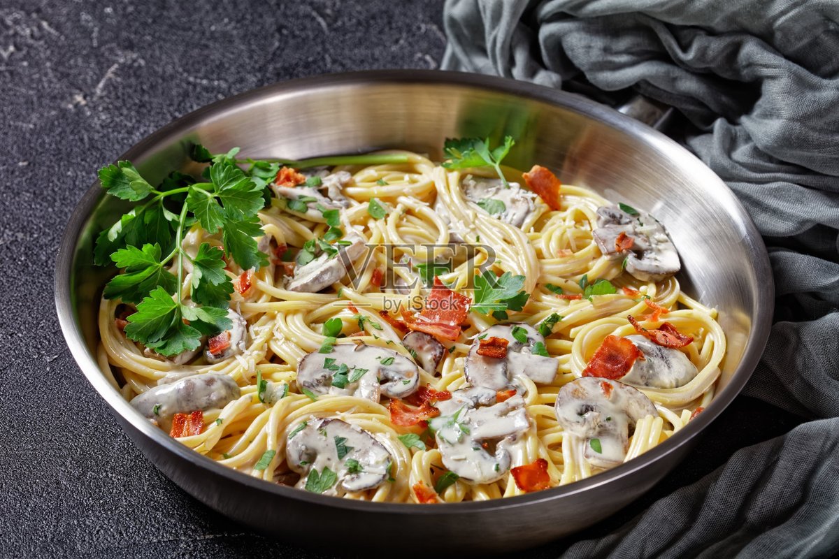 MyzterE's tweet photo. Just whipped up creamy garlic parmesan pasta in 15 mins! No fancy ingredients, just cozy comfort food that hits the spot perfectly  #HomeCooking #QuickMeal https://t.co/AvAXYANtJG