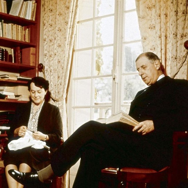 Cultination1's tweet photo. 🇫🇷💰🚨À l’Élysée, le général de Gaulle et sa femme REFUSAIENT DE FAIRE PAYER LEURS DÉPENSES PERSONNELLES par l’État et remboursaient chaque mois le Trésor public

LORSQUE Charles de Gaulle était président, lui et son épouse refusaient d'utiliser le moindre centime d'argent public pour leurs dépenses personnelles. 

Yvonne de Gaulle CONSIGNAIT minutieusement toutes les dépenses du foyer, puis le couple remboursait chaque mois le Trésor public par chèque.

 À ceux qui jugeaient cela inutile, elle répondait : « Tout ce qui n'est pas public est privé, et ce qui est privé, c'est à nous de le payer. » Même leurs enfants ne pouvaient pas utiliser les voitures officielles à titre personnel. 

De Gaulle refusait les privilèges, privilégiant une gestion exemplaire des deniers publics.
(Le Revenu)