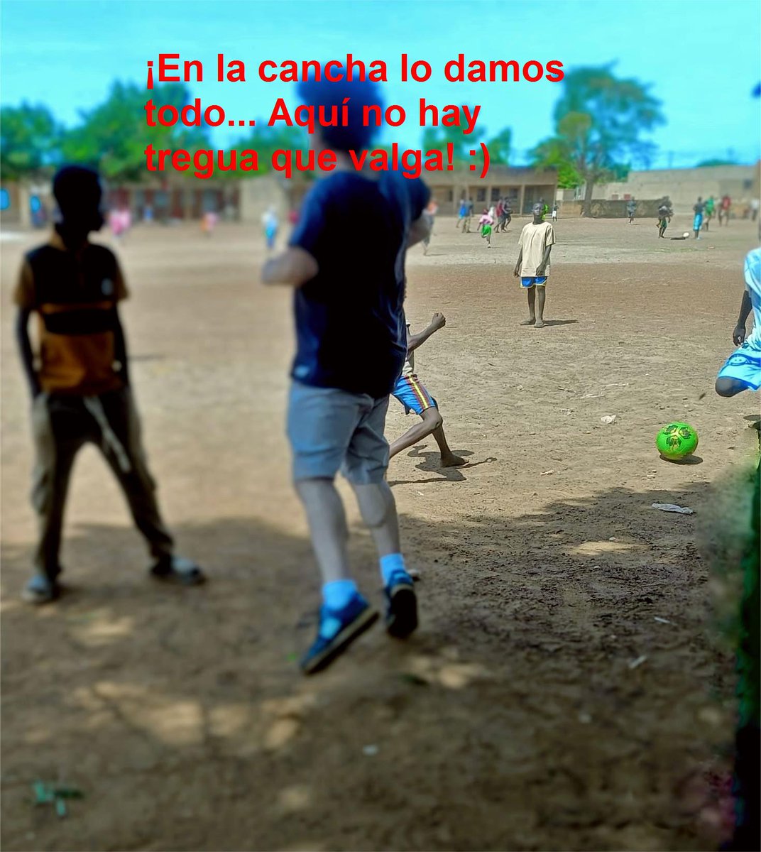 hectorcastroar's tweet photo. ⚽🥅🤣 En el fútbol no hay rival pequeño. En el campo no hay amigos. Sudamos la camiseta. Táctica 100% depurada: balón arriba y que Dios reparta suerte. Dejamos la vida en cada pelota. Afuera somos hermanos; adentro, rivales. Aquí no se pide perdón, se piden explicaciones. 🤣🥅⚽ https://t.co/DIqwU9GjxX