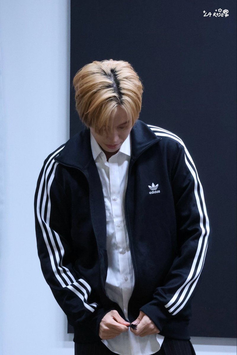 larose0609's tweet photo. 260808 위드뮤 팬싸

ニエル先輩💖

#니엘 #NIEL 
#캘리포니아 #California https://t.co/aeMg7vMxBd
