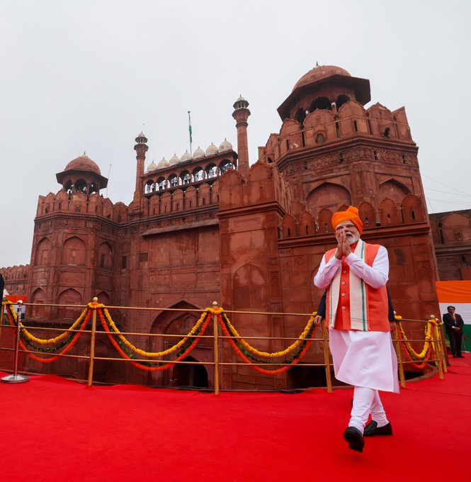 rishibagree's tweet photo. अचानक से याद आया कि प्रधानमंत्री तो मोदी ही है 😆 https://t.co/j3tGaEGCNb