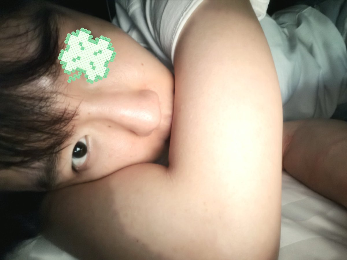 bhbrazil_'s tweet photo. Novas mensagens do #BAEKHYUN via Bolha.

[Foto 1]

“O nosso Mongryong está grudadinho do meu lado!! ><”

“Estão dizendo que vamos sair... Sinto que não consigo sair... mas tenho que ir, né!? ><Kkkkk Acho que dirigi por quase 4 horas...”

“Será que eu deveria simplesmente tentar me deitar um pouquinho~~~”

[Foto 2]

“Não estou dormindo..”

“Tentei apagar a luz por um momento...”

“E aí... o clima, como está...”