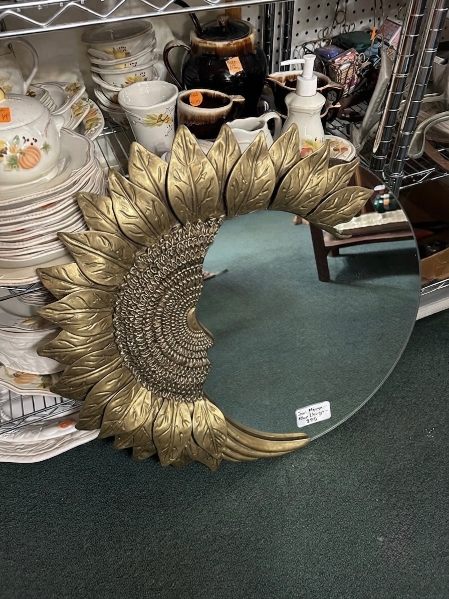 sunflowerchives's tweet photo. Would you want this mirror? https://t.co/UXLqgzq6ve