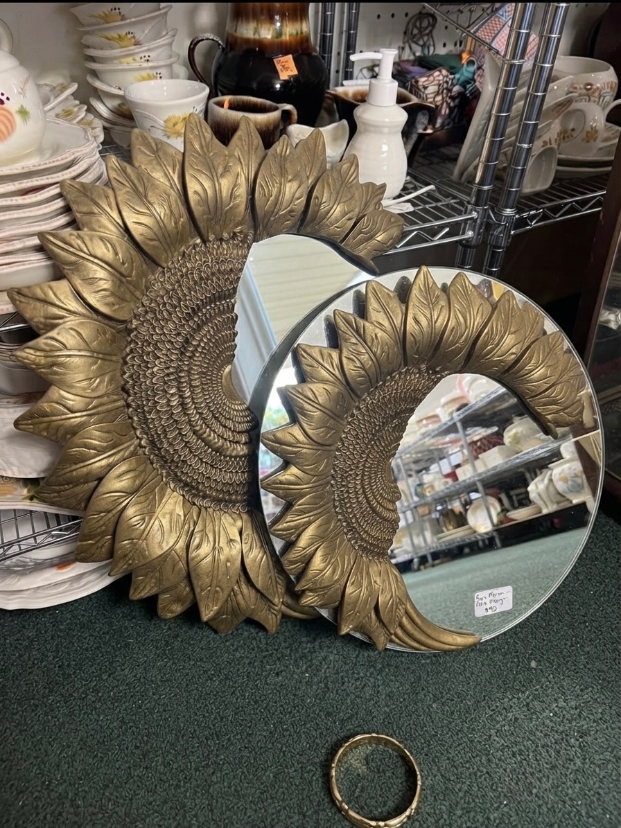 sunflowerchives's tweet photo. Would you want this mirror? https://t.co/UXLqgzq6ve
