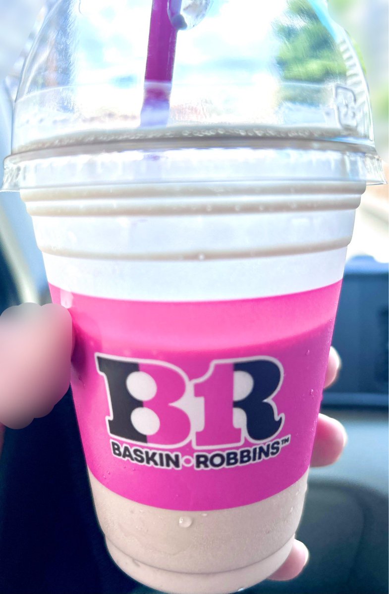 RoookuC's tweet photo. 年に１回行くか行かないかくらい、ほとんど31に行かない人間なんだけど（行動範囲にお店がないのもある）、サクヒムで佐久間くん達が飲んでたジャモカ…のシェイクがどうしても気になってたので買ってみたら美味しかった💕 https://t.co/eL76b1iSkz