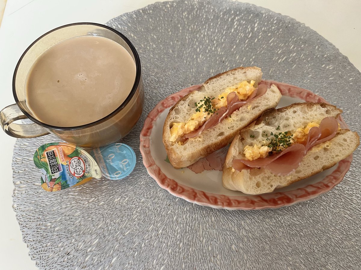 QlPlmy's tweet photo. 今日1日ゆったり〜😀
ちょっと早いお盆休み中です。

今日食べたもの。
⭐︎ブランチ
ホカッチャ生ハムサンド

⭐︎晩ご飯
オムライス
なすの煮浸し

ニャンのゲージを夏仕様にしたけど、ニャンはお気に召さなかった模様…🥹 https://t.co/XxrVxZublL
