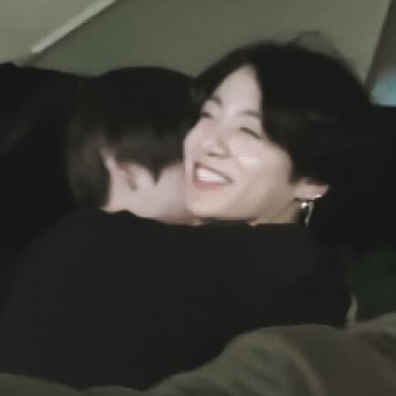 kkuktaes's tweet photo. it's so rare to see their full hug https://t.co/W27nWlDmbR