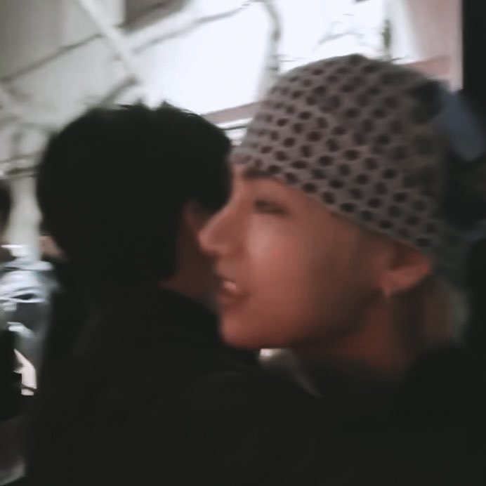 kkuktaes's tweet photo. it's so rare to see their full hug https://t.co/W27nWlDmbR