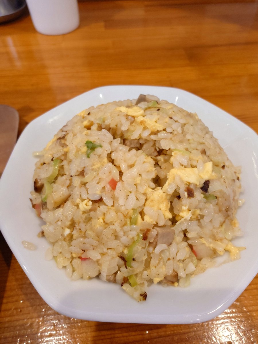 PmGJ7KjKOH37171's tweet photo. 今日８月８日はチャーハンの日なので
えぇ狙ってきましたよ
しっとり系で結構油が回ったチャーハンですが確かネギ油を使って作られてるので思った以上にしつこくなくラーメンとの相互食いがとてつもなく旨い
ナルトが入ってるチャーハンって惹かれます
ご馳走様でした https://t.co/k40V2VAaGU