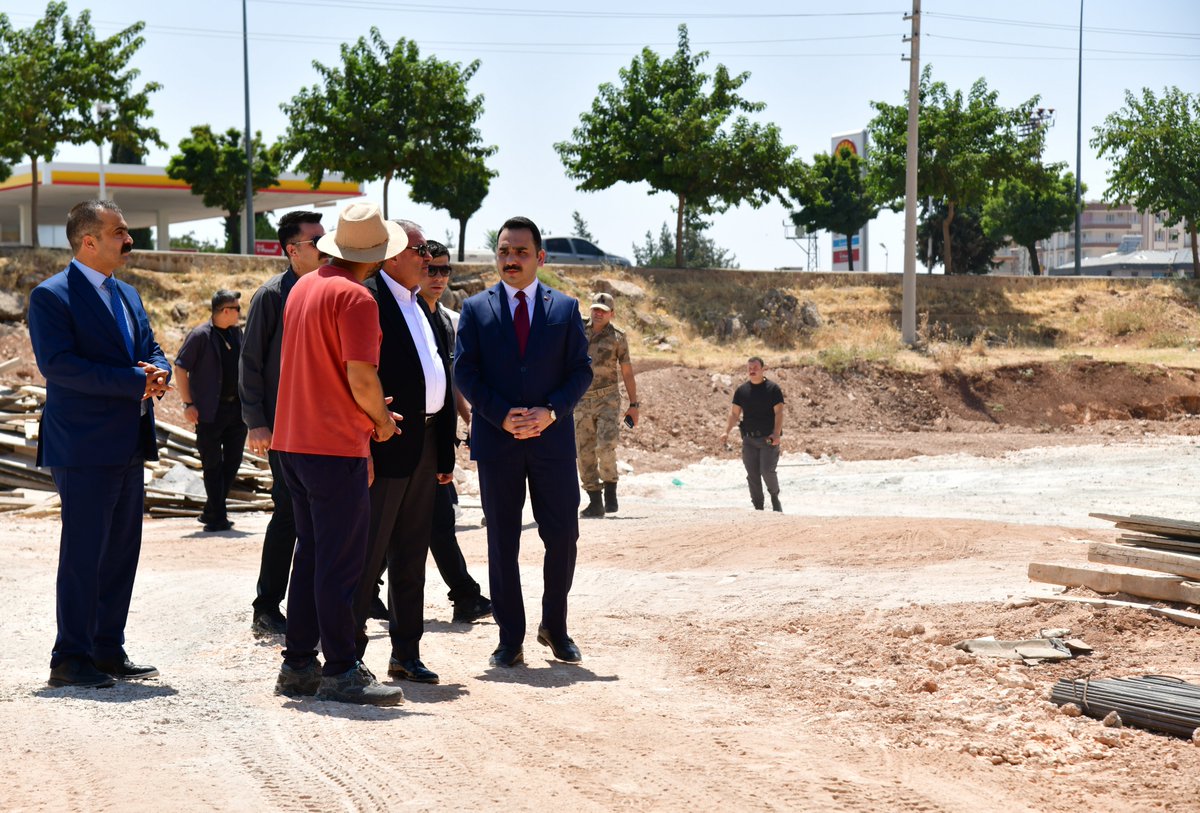 UrfaValiligi's tweet photo. Vali @hasansildak yapımı devam eden Hilvan Hükümet Konağı inşaatında incelemede bulundu.   

@TC_icisleri https://t.co/6c2xxfTrXo