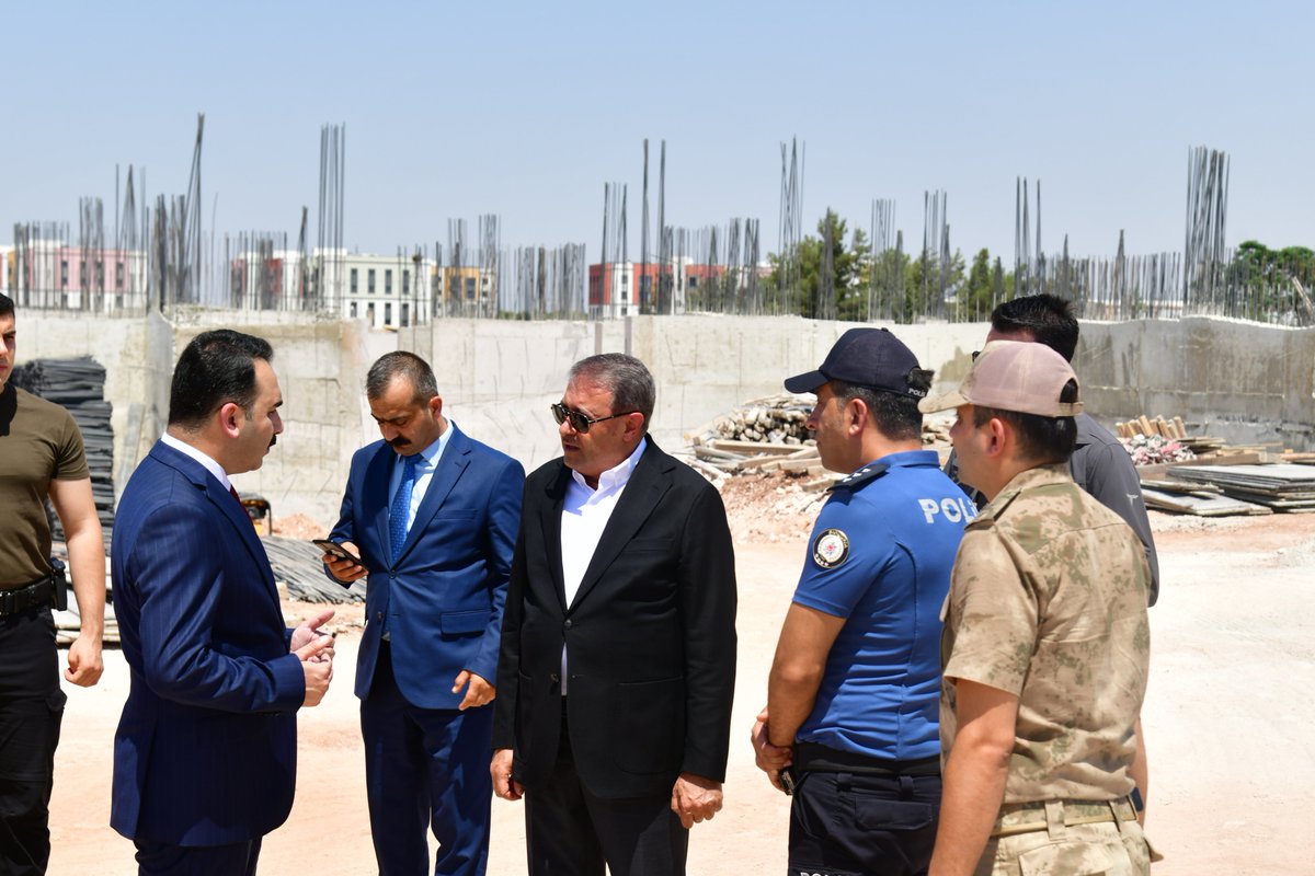 UrfaValiligi's tweet photo. Vali @hasansildak yapımı devam eden Hilvan Hükümet Konağı inşaatında incelemede bulundu.   

@TC_icisleri https://t.co/6c2xxfTrXo