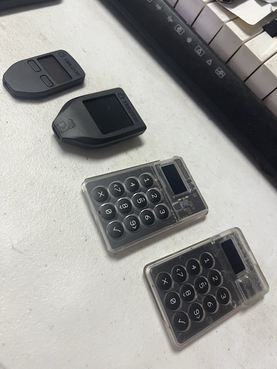 ongpinkingpin's tweet photo. which one should i use?

@Trezor @COLDCARDwallet https://t.co/2Vh3qBWYQs
