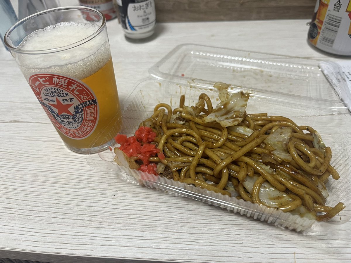98yuna's tweet photo. 近所の公園でお祭りやってたので、200円で購入、涼しい部屋でいただきます🥢

#ヤキソバタベヨー https://t.co/jSwZJEPmDM