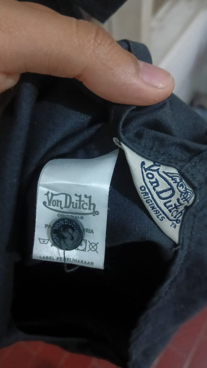 cheysieh's tweet photo. want to sell preloved von dutch workshirt  400k, size s, warna hitam pekat dom malang u can dm me for details 
tag: wts vondutch workshirt, preloved vondutch https://t.co/7KhY3TjR5f