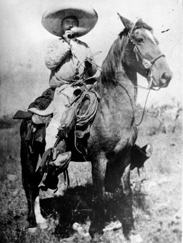 LectorHistoria's tweet photo. ZAPATA.
La derecha historiográfica que sostiene que Villa era un criminal sin bandera, se ha cansado de escribir que el zapatismo era un movimiento reaccionario, fundados en medio siglo de propaganda priísta reforzada por la primera frase del libro de Womack (de lectura obligada en la era priísta, como "El laberinto de la soledad", "Visión de los vencidos" o "Los de Abajo").
¿Reaccionario? Como gobernantes, los zapatistas expropiaron sin indemnización ingenios y destilerías de los enemigos de la revolución y los pusieron bajo administración militar. El proyecto de impulsar y colectivizar la mayor riqueza del estado, ¿qué tiene que ver con el pasado?
Hace once años escribí eso:
https://t.co/XiuS2nXIpy
