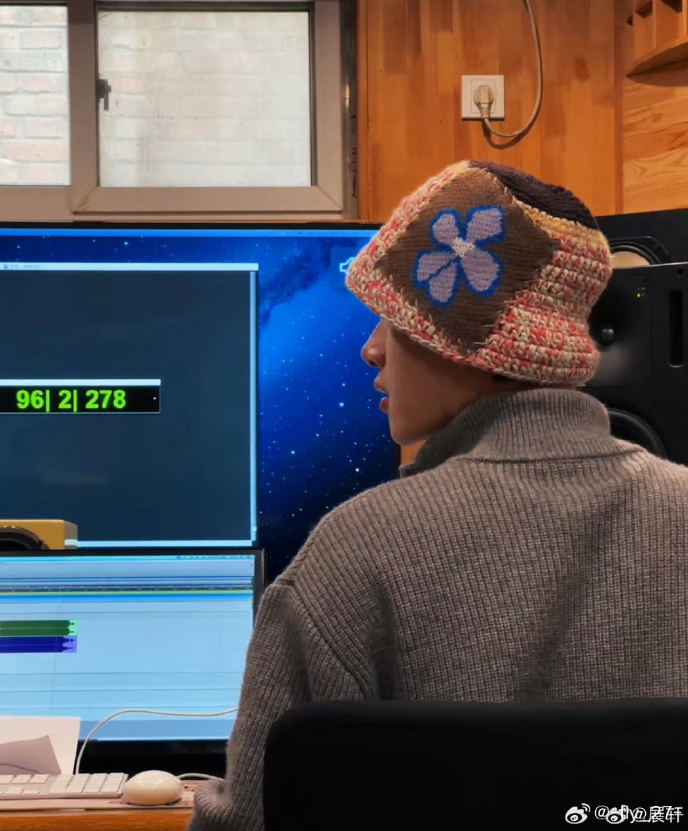 PajaronRobenson's tweet photo. My desk mate tried to secretly feed the classroom cat a whole sausage during today’s online class. Her dog popped onto Zoom screen at the exact second the cat “meowed” — our whole lecture hall laughed. https://t.co/mj1UZ3oOum