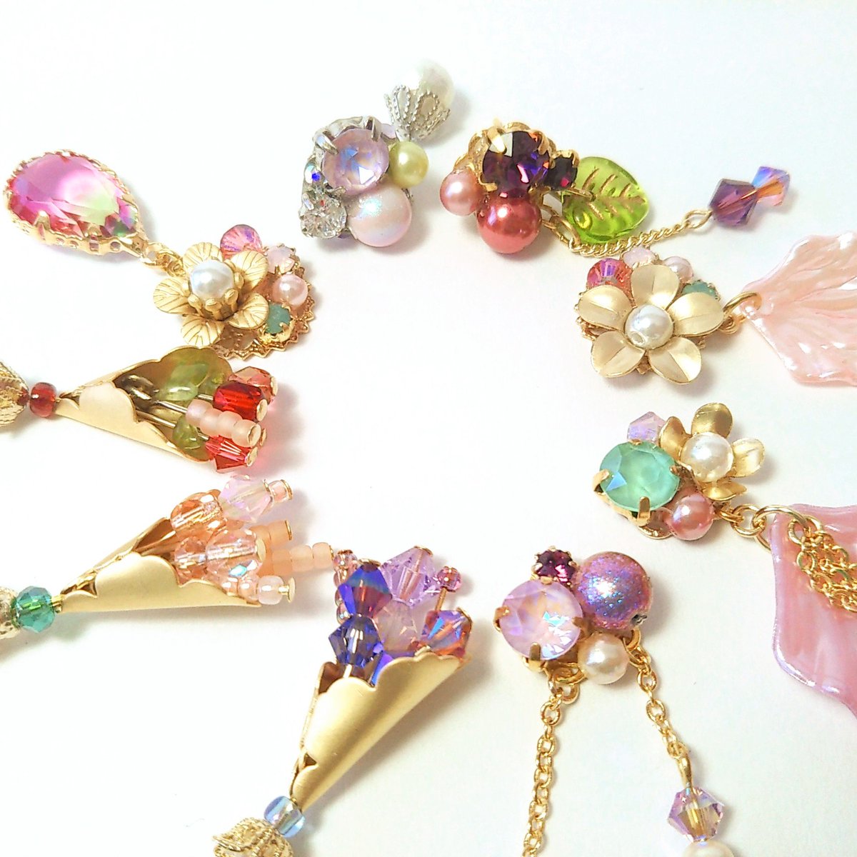 witchs_anemone's tweet photo. #TLでくるくる廻るお花のワルツ
フラワーモチーフ色々。こうして見るとピンクが多いなぁ https://t.co/gTJhIwvdHs