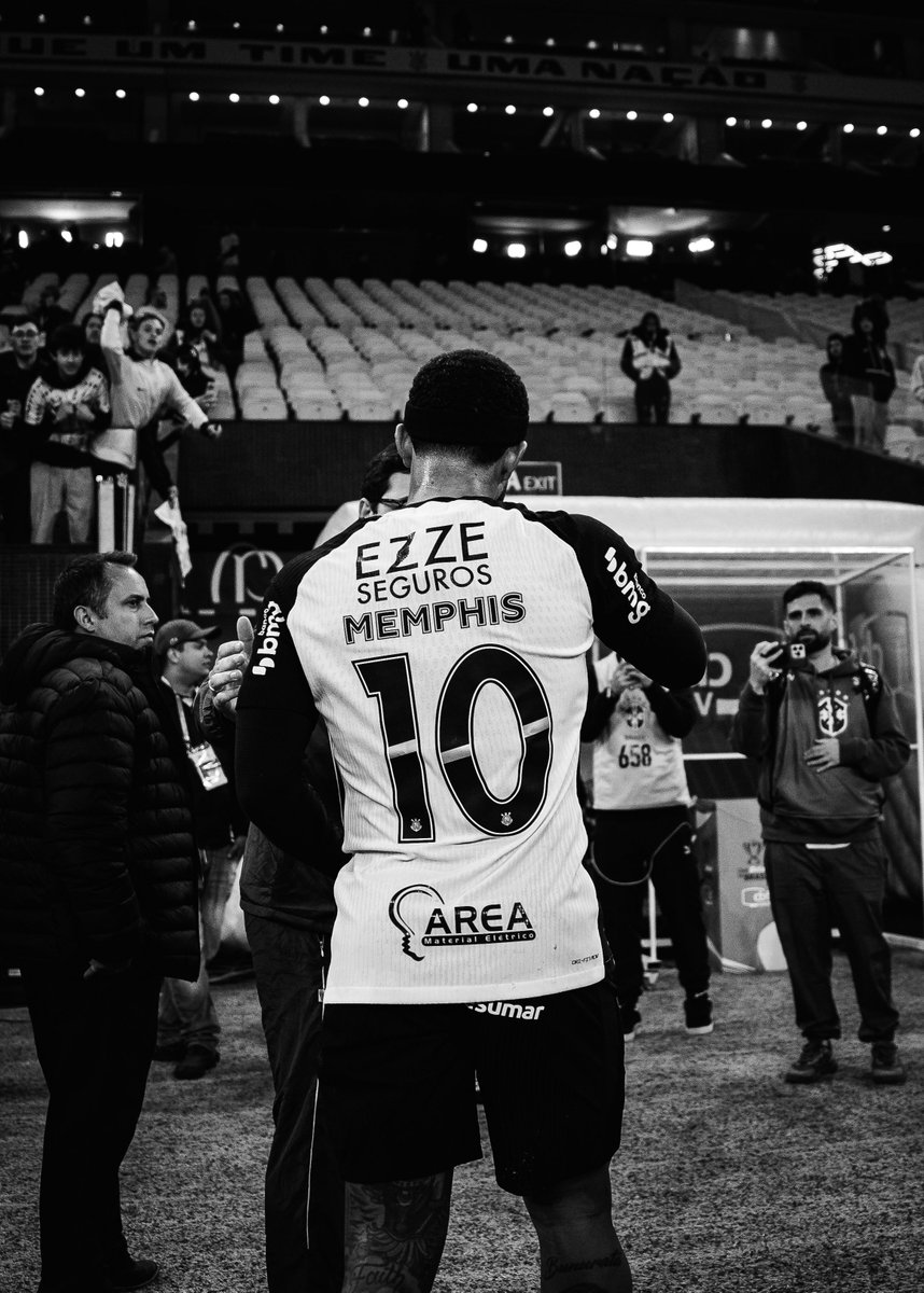 povotime1910's tweet photo. 🦅🚨 | ALGUÉM ESTÁ MENTINDO…

A negociação entre o Sport Club Corinthians Paulista e Memphis Depay ganhou novos capítulos, com versões diferentes apresentadas pelo clube e pelo estafe do jogador.

Segundo o Corinthians, os representantes de Memphis teriam solicitado que a dívida do clube com o atacante passasse de R$ 42 milhões para R$ 51 milhões, divididos em quatro parcelas semestrais, com a primeira prevista para fevereiro de 2027.

O clube também afirma que os advogados do holandês pediram uma cláusula de rescisão unilateral em caso de atraso no pagamento de direitos comerciais e premiações coletivas.

O Corinthians diz aceitar essa condição desde que respeite a Lei Geral do Esporte, que permite a rescisão por uma das partes em caso de atraso de dois meses nos pagamentos.

Do outro lado, o estafe de Memphis nega que tenha solicitado o aumento da dívida de R$ 42 milhões para R$ 51 milhões e não comentou a cláusula de rescisão unilateral.

Com as versões divergindo em pontos importantes, a renovação segue sem um acordo definitivo.

📰 @geglobo 
📸 Rubão Machado / Time do Povo