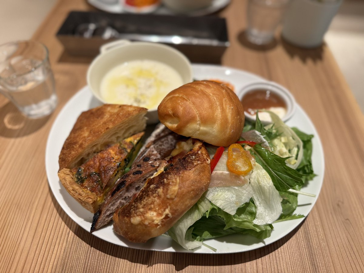 _o7xx_'s tweet photo. のとり行ってきた🍴美味しいしボリュームあるし店内可愛いし店員さん親切だし最高✧塩パン好きにはたまらん https://t.co/lxnfrgZnDS