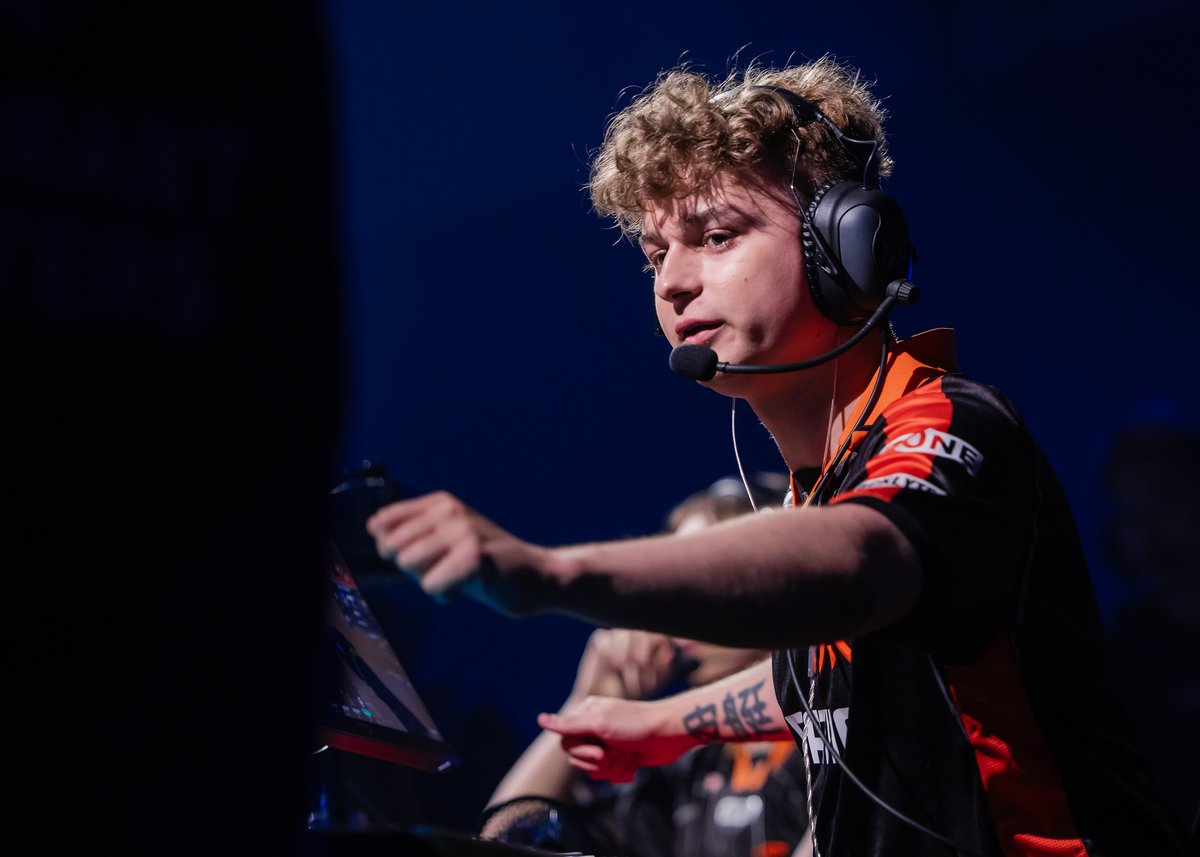 FNATIC's tweet photo. happy @kaajakval day to all who celebrate! drop your birthday wishes for him below 🧡 https://t.co/qBhufC6kar