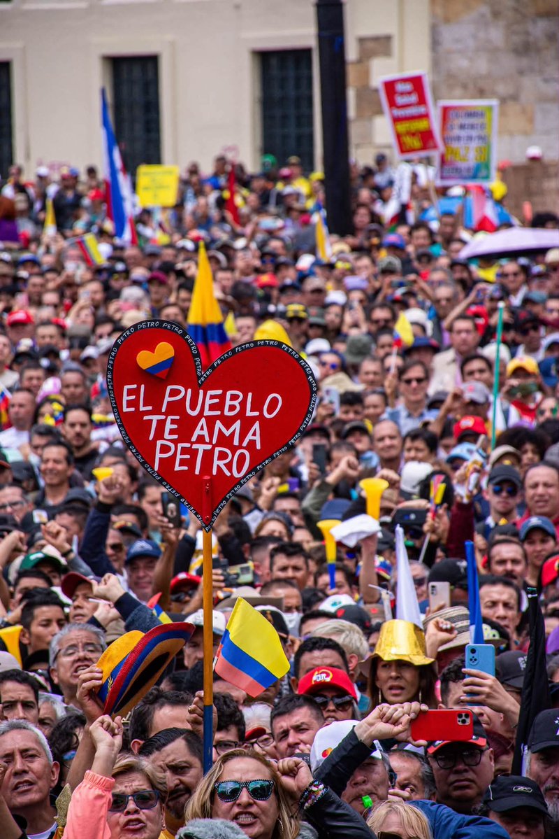 nirsita's tweet photo. @lafm Cuál soledad bobo de la yuca?@IvanDuque 
Te AMAMOS presidente @petrogustavo 🇨🇴🙏🏼❤️ https://t.co/HFmSeTroTo